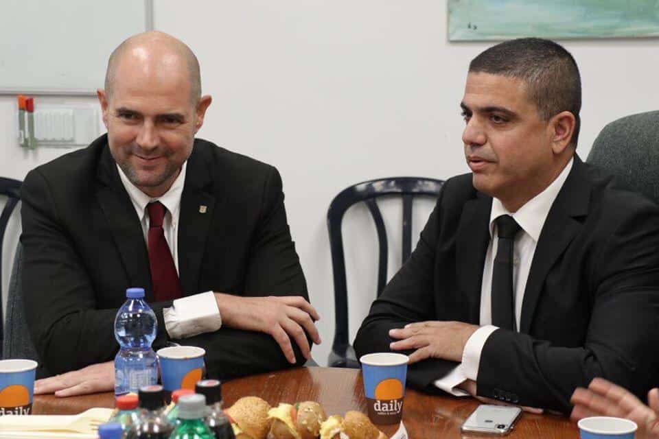 צחי עוזיאל מתחנן לאמיר אוחנה שיקדם אותו בגלל העיינים המזרחיות