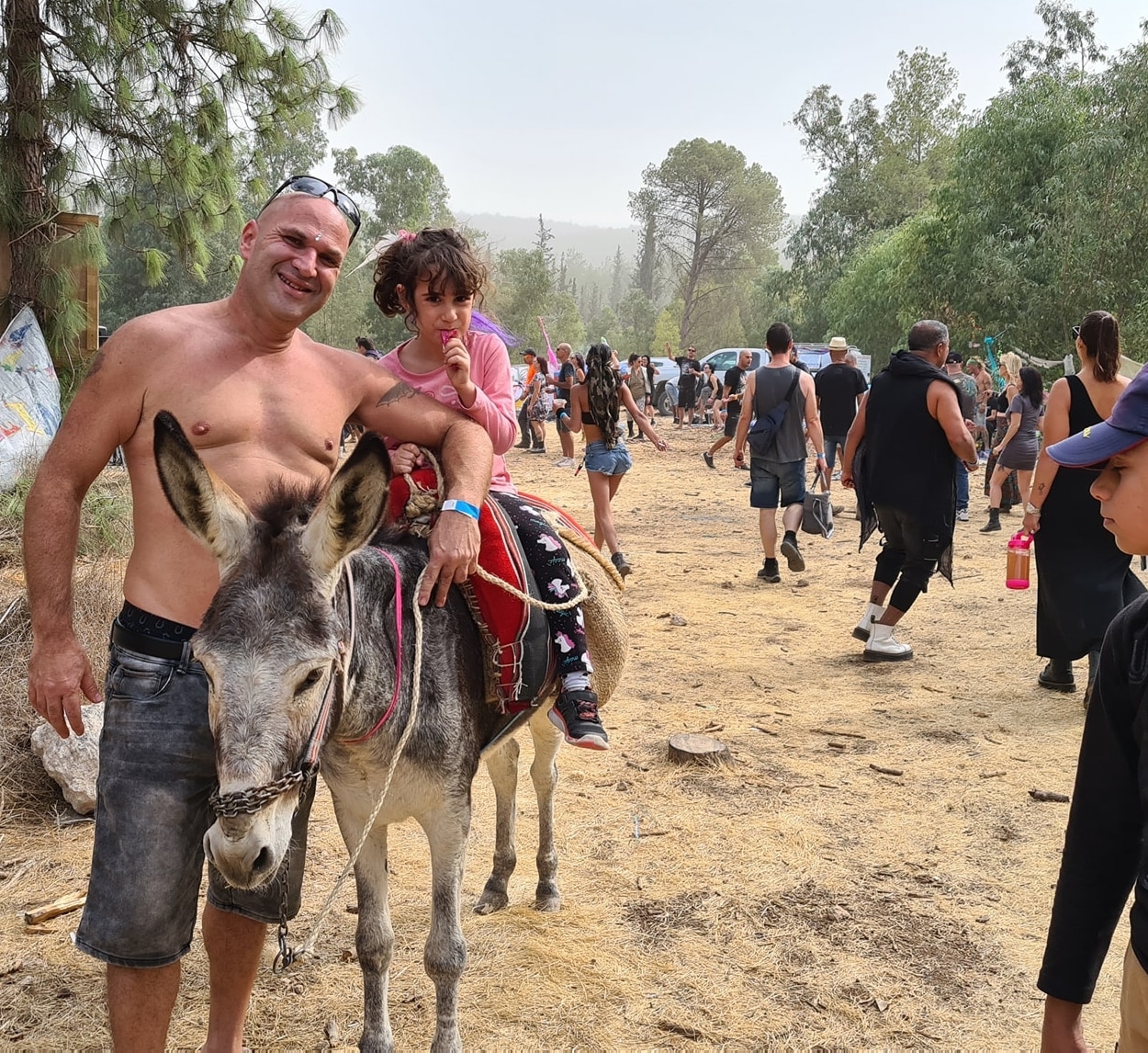 רועי שרון וילדה על חמור