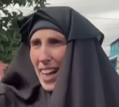 חסידה של לב טהור בפרץ רגשות אורגזמי