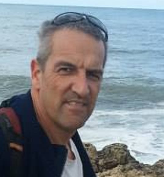 נעם אפשטיין מקבל מהסיוע המשפטי זונות חמדניות ומשרת את גחמותיהן