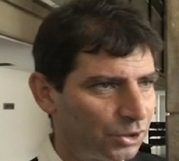 שי נודל יש לו נודל קטן מאוד בין הרגליים מסכן