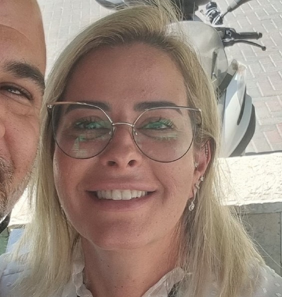 חני קורנז מחפשת גברים שיבואו אליה לגישור וסחיטה מרצון