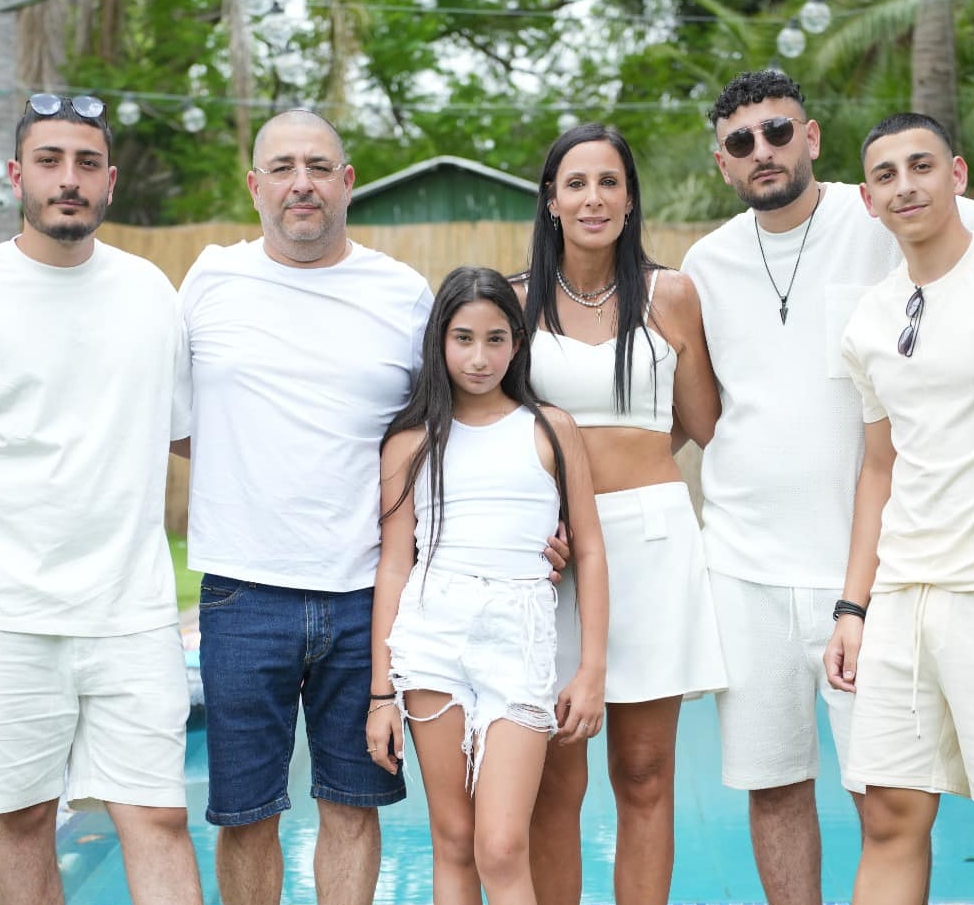 צוות עדי כרמלי עם האבא שמכר נפשו לשטן רוחמה קנבל