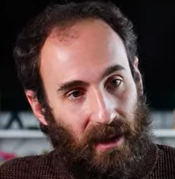 יונתן זייגר עובד סוציאלי בנה של ויויאן סילבר מוכן להיות בתול לנוחבות