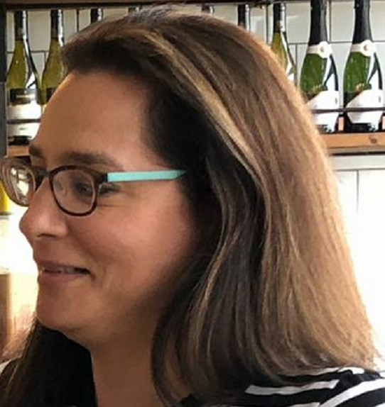 אפרת קרונברגר ערפדה מחפשת דם לנעוץ טלפיה בבשר החי