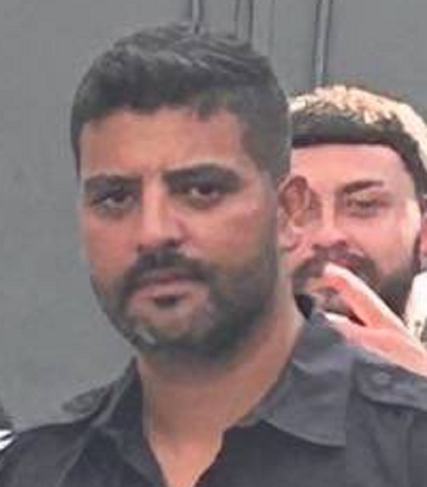 אבי בן דוד שוטר אלים שחונק מבלה במועדוני זימה ומזמין ריקוד אירוטי