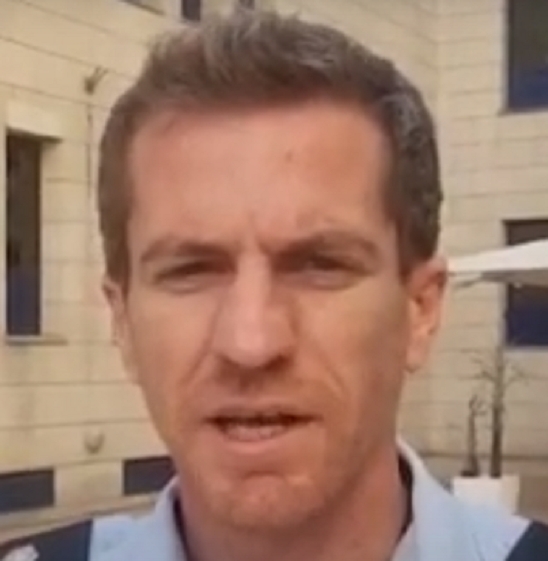 דוד פלדמן שוטר מקבל ריקודים חושניים בבתי זונות בחקירה סמויה