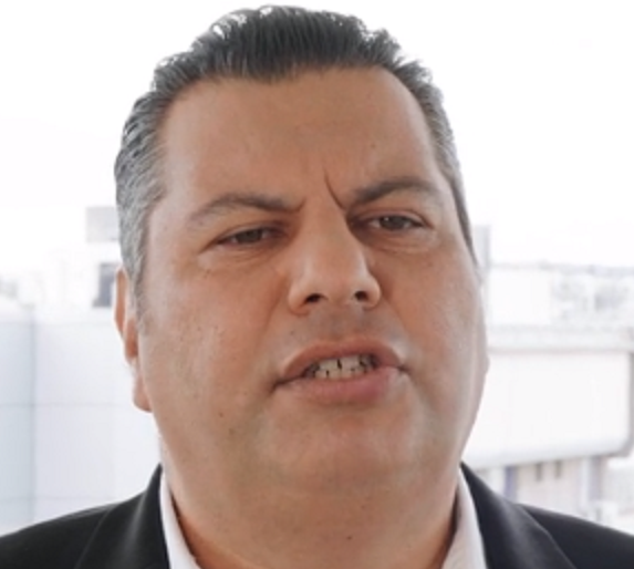 עמנואל יוזוק מתעסק עם חולי נפש ואחר כך מפסיד כשהוא תובע בבית משפט