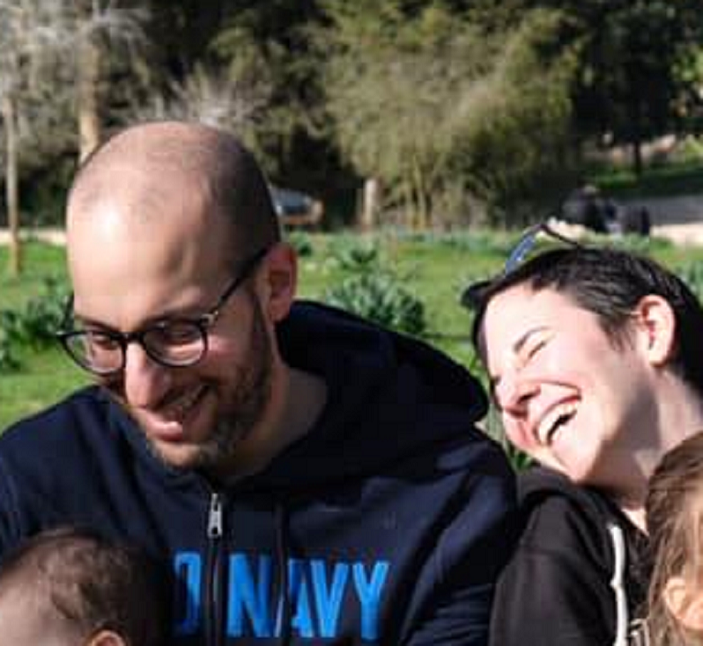 רותם נוימן ורסמן עם בעל שקיבלה ממנו כתובה לשירותי מין