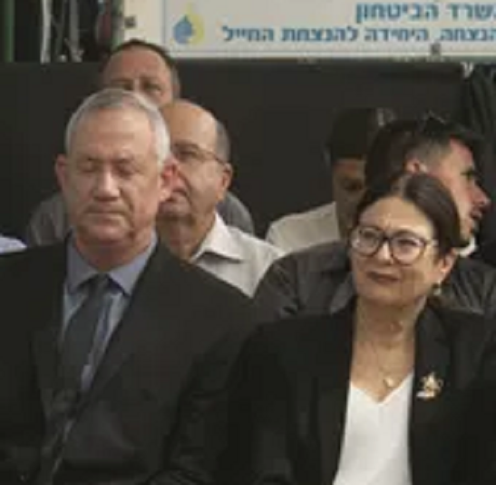 אסתר חיות ואהוב נפשה בני גנץ שלוחם עבורה נגד החלשת החונטה