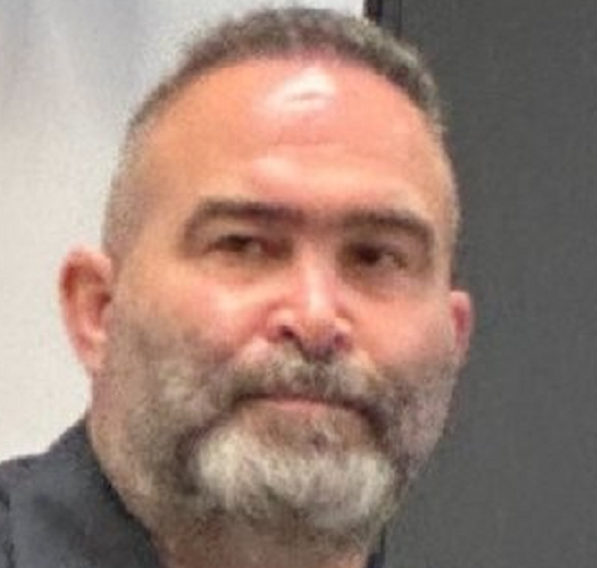 אורי קנר שוטר מסתכל על הזין של הנחקרים שלו בחשק מיני
