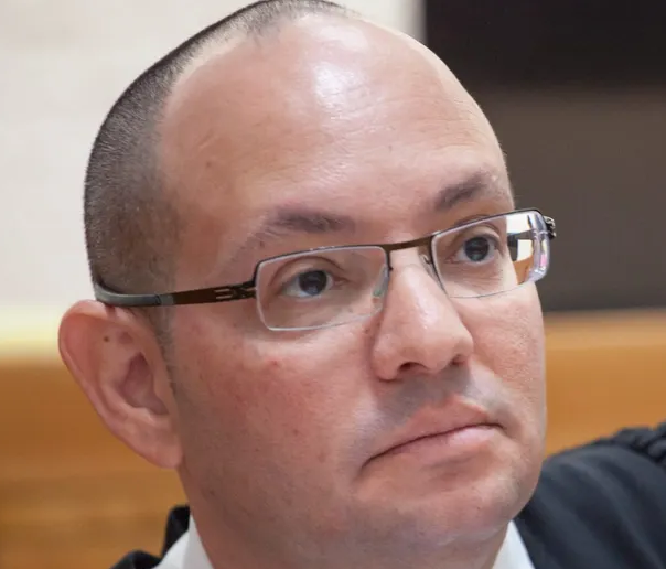 ענר הלמן פרצוף תחת מנהל בית זונות מחלקת בגץ