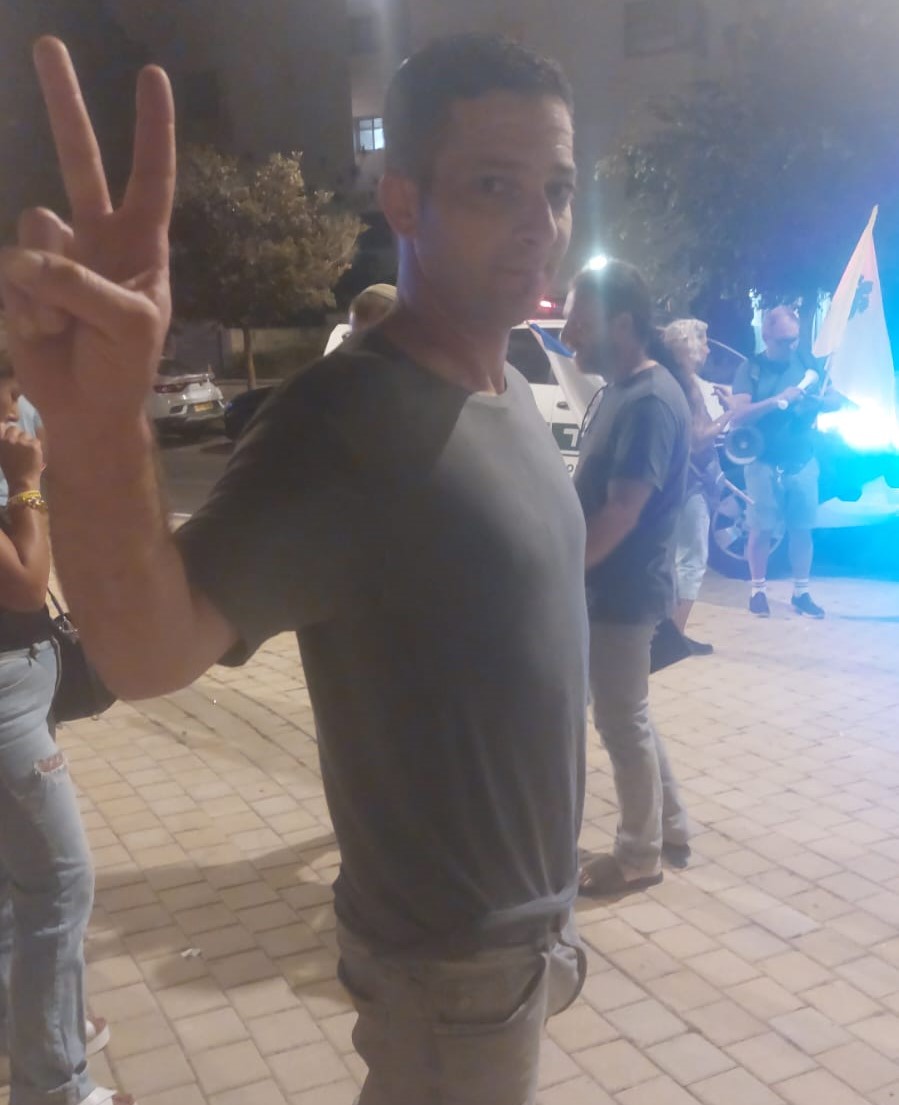 המפגין יוני כהן נגד יפעת תומר ירושלמי בעוררות מינית על הפצמרית