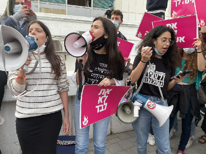 הפגנת פמיניסטיות מכוערות למען השם הטוב של כרמלה מנשה וזכותה למין טוב