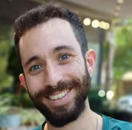 טל קפלן משוטט בבסיסי צהל ומחפש חיילים ללמד אותם מיניות בריאה פמיניסטית ווגינלית