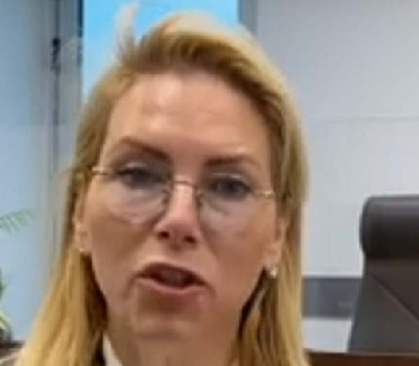 לורי גייזלר פותחת הסכמי ממון סתימות ביוב ווגינות מסריחות