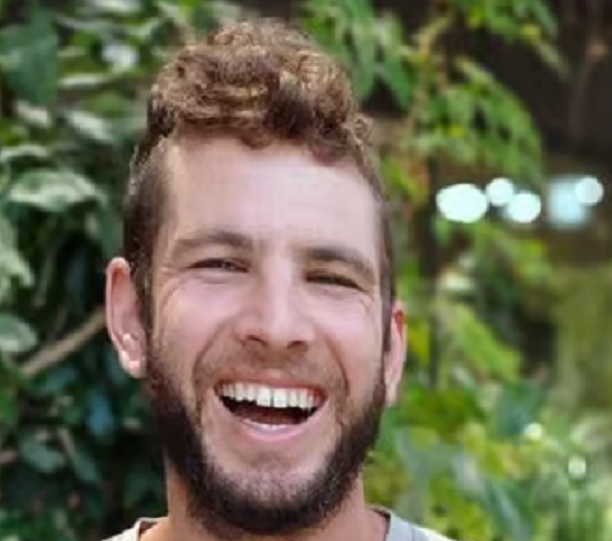 נמרוד איווניר משוטט בבסיסי צהל ומחפש חיילים ללמד אותם מיניות בריאה פמיניסטית ווגינלית
