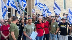 אורן שביל ופעילי אחים לנשק ביום הגשת הבגץ לאכיפת גיוס חרדים לצהל