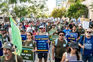 הפגנה של אחים לנשק אין צבא בלי דמוקרטיה 19-7-2023
