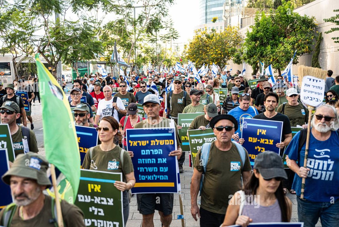 הפגנה של אחים לנשק אין צבא בלי דמוקרטיה 19-7-2023
