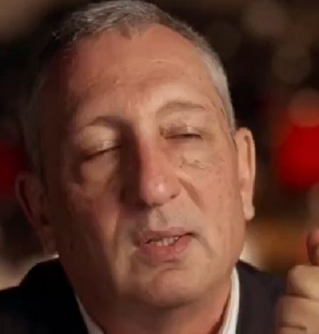 ניר חפץ מככב בסרטון ביבי פיילס כנחש עקלתיים