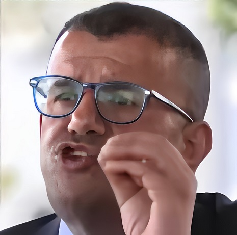 ניסים מרום פרקליט עם דיפלומות בינלאומיות בתפירת תיקים