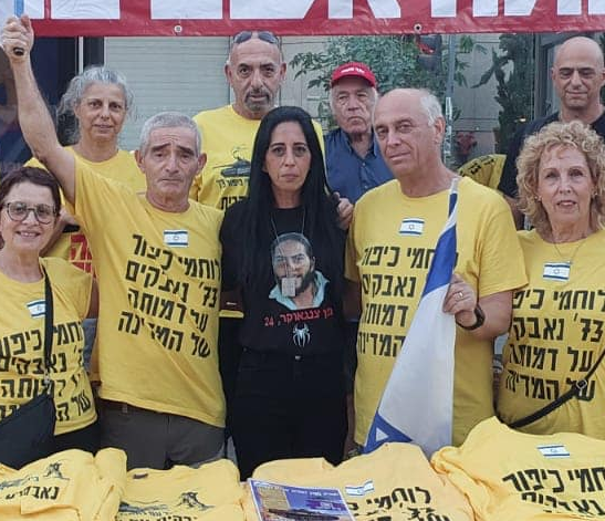 עינב צנגאוקר מחבקת ומצירמנת עם אייל יפה מלוחמי כיפור 73