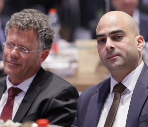 יצחק עמית עם מוחמד נעמאנה אחרי ששחטו כבש לאיפטאר 2025