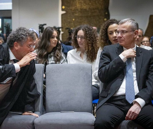 יריב לוין חש גועל כשיצחק עמית מנסה ללחוש לו סוד 10-4-2025