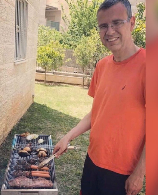 יריב לוין שם את יצחק עמית על המנגל