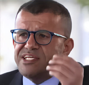 ניסים מירום משחק עם ויברטורים וצופה בסרטוני קטינים