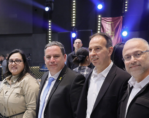 עמית בכר מלקק למוסלמים בנשפי איפטאר מפוארים 2025