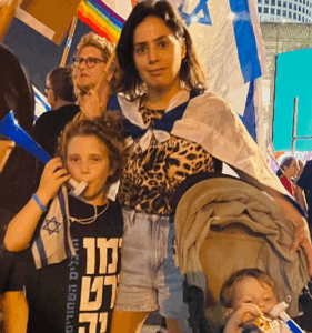עדי עזוז מרעילה את ילדיה בסירחון של קפלן