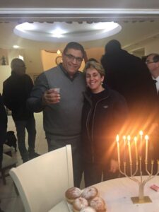 מעין וזוהר מדר הנוכלים חוגגים אחרי שגנבו כספים לאנשים והונו אותם