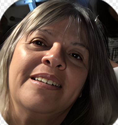 לילית כהן קרוכמל עובדת סוציאלית עושקת עם כוס משפריץ