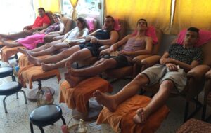 המשפחה של הנוכלים זוהר ומעין מדר, אחרי שגנבו כסף לאנשים