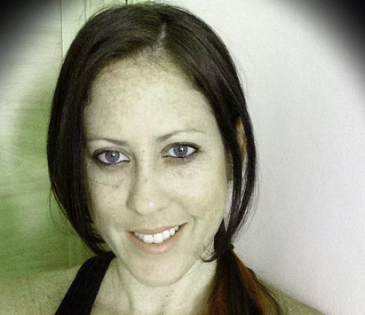 טלי פלדמן פרקליטה עם כוס פעור לרווחה