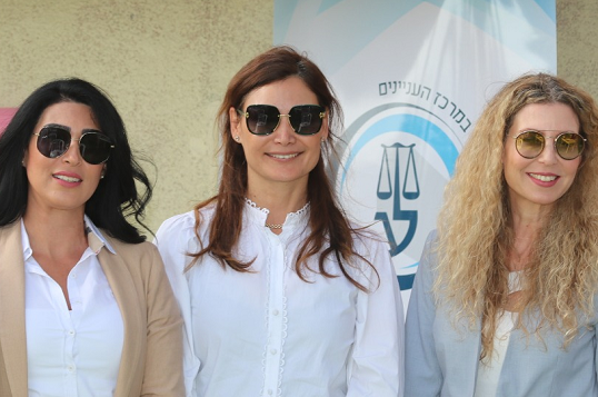 שרון עצמון לוי עם רומי קנבל והילה יחזקאל