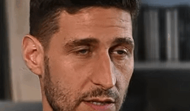 עמרי מניב אוכל שיפוד בתחת מניר ברקת