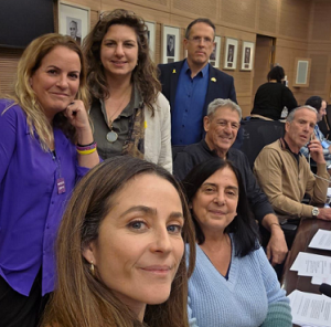 איריס שפירא מרגלית עם חברה למפלגת יש עתיד