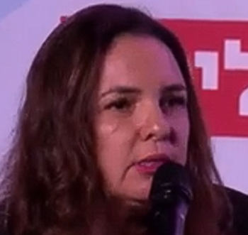 ציפי גז מחכה לה דרגש בנווה תרצה